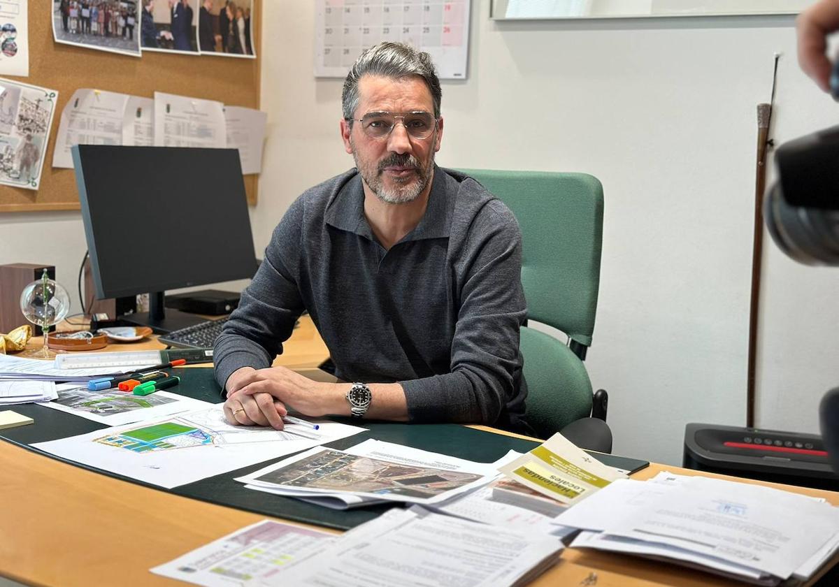 Ángel Peralvo, en su despacho de trabajo en la Casa Consistorial de Villamayor de Armuña.