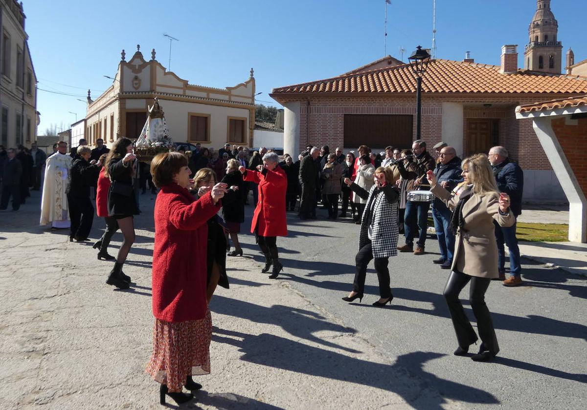 Bailes en honor a la Virgen de las Candelas en Palaciosrubios.