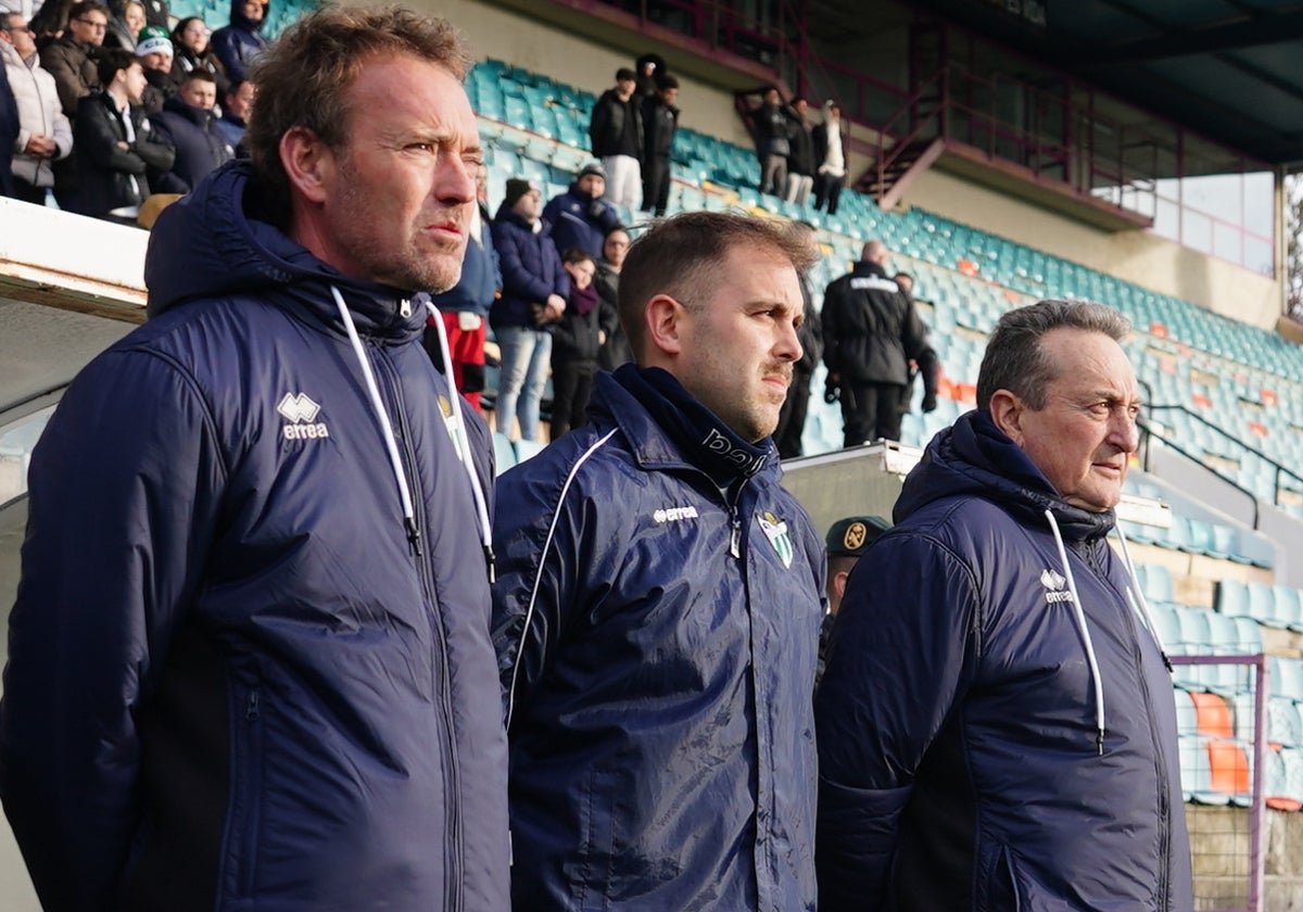 Rubén Gala (izq.), junto a Chaquetín, segundo entrenador, y Ángel González, delegado del CD Guijuelo.