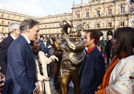 El alcalde y Xu Hongfei, en la inauguración de la escultura en la Plaza Mayor.