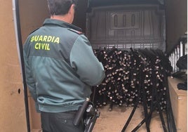 Un agente inspecciona parte del cobre inTervenido.