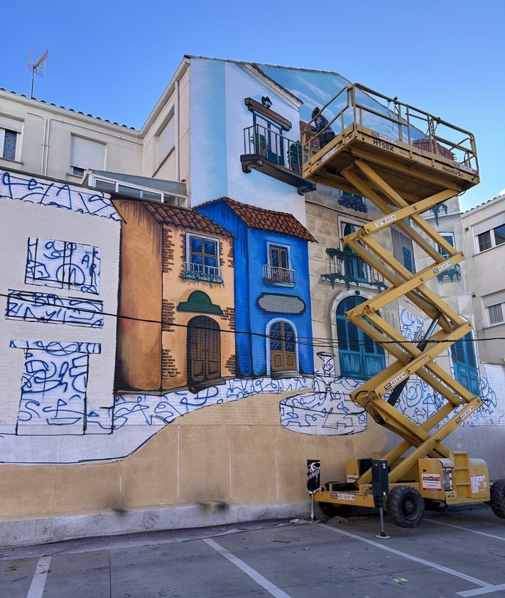 Imagen secundaria 2 - El autor, Rober Bece, durante el trabajo en su nuevo mural en Santa Marta de Tormes.