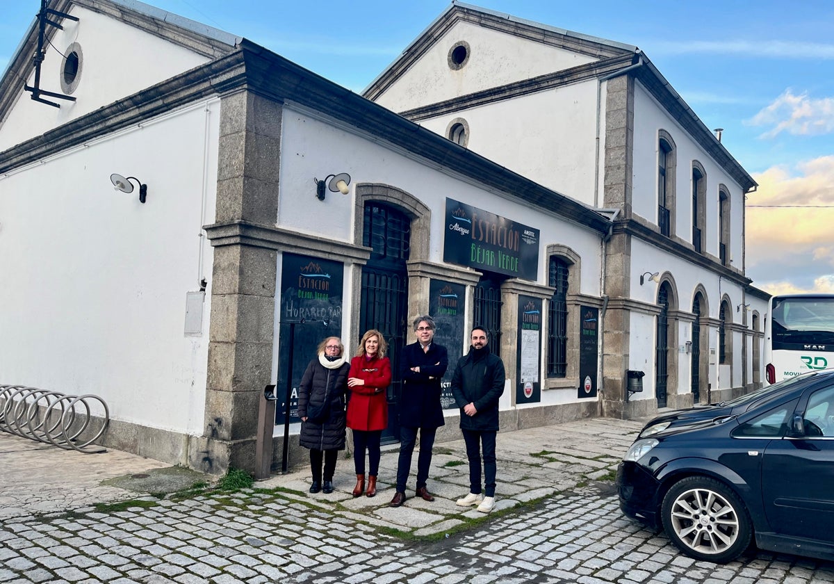 Maite Crego, Purificación Pozo, Luis Francisco Martín y Javier Hernández, en la tarde de este jueves en la estación del tren cerrada desde octubre de 2021.