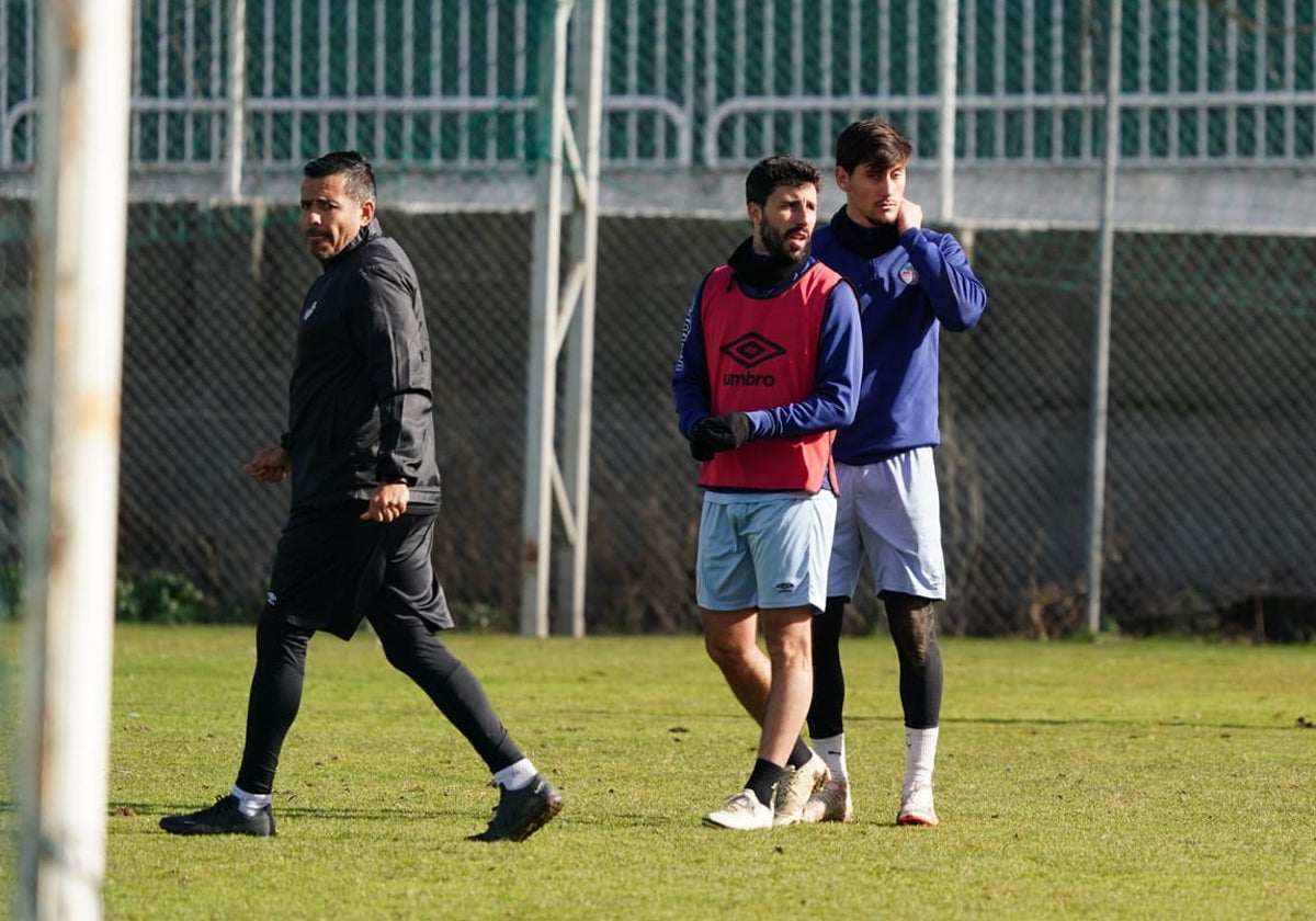 Dueñas junto a Benito y Curro en la sesión de este jueves.