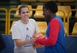 Andrea Vilaró y Sika Koné, en el entrenamiento antes de viajar.