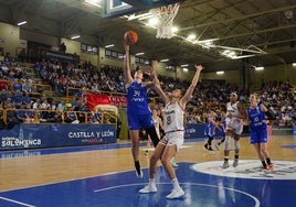 Fasoula intenta anotar frente a Irati Etxarri en el partido de la primera vuelta.