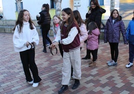 Un grupo de niñas en el concurso de lanzamiento de herradura en Villamayor.