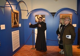 Miguel Ángel González, Concepción Miguélez y Gonzalo Santonja durante la visita de la exposición de esta mañana.