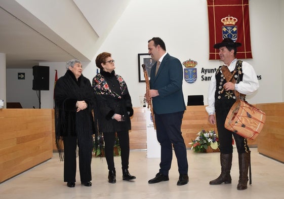 El regidor, David Mingo, entrega el bastón de mando a la aguedera mayor, Antonia Carrasco.