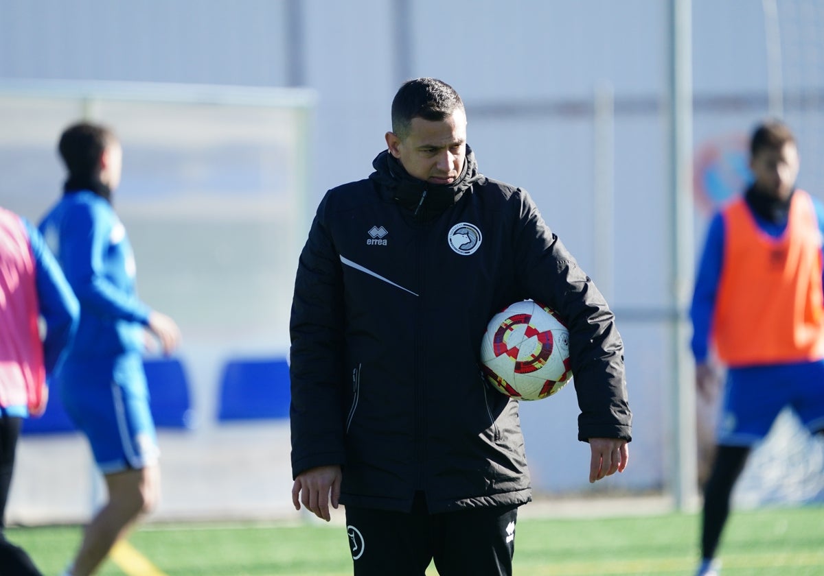 Dani Llácer, siguiente atentamente una sesión de entrenamiento en el anexo al Reina Sofía.