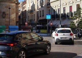 Vehículos acceden al parking de Santa Eulalia.