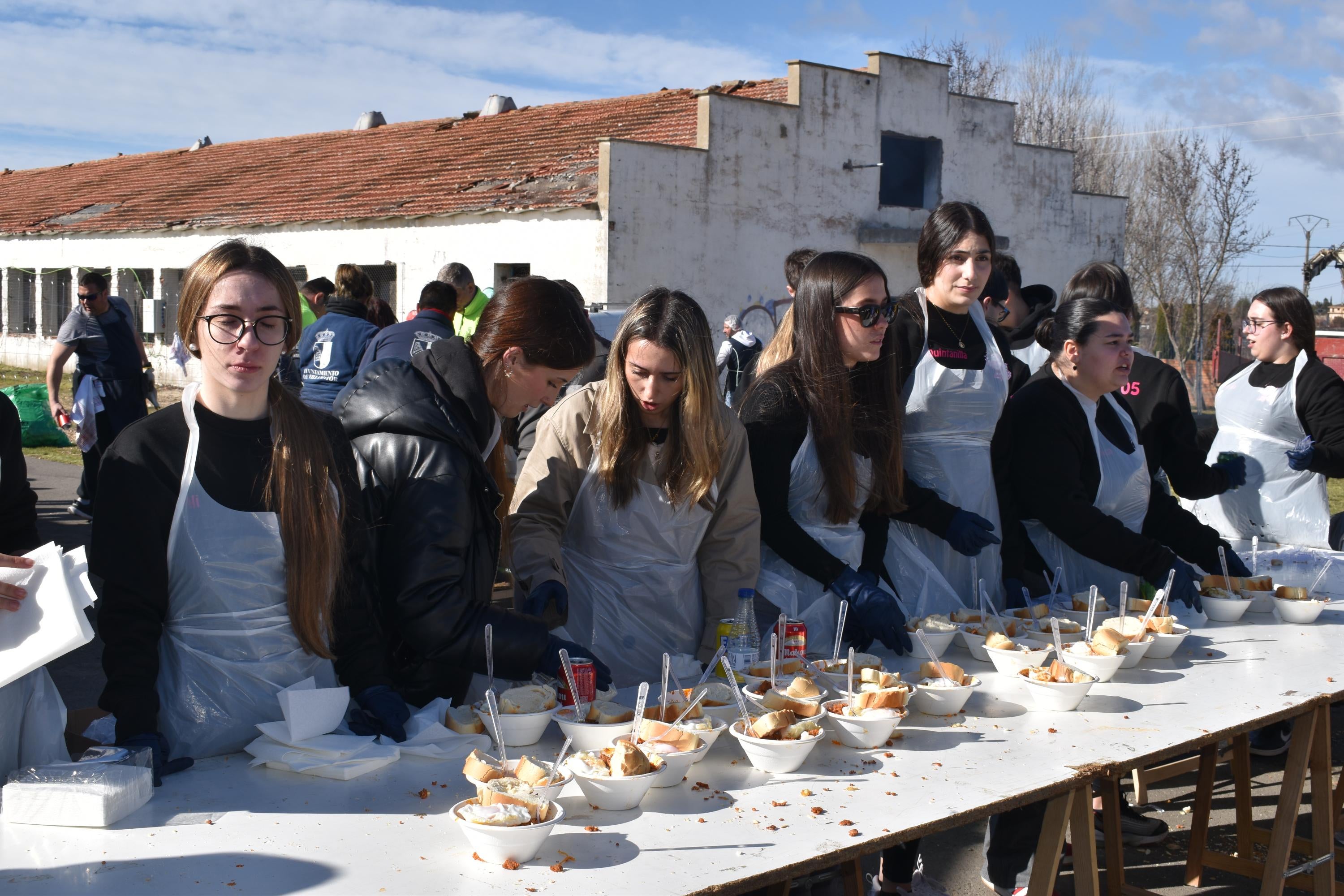 Villamayor reparte 1.700 raciones solidarias de chichas y huevos fritos