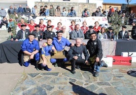 Los homenajeados, autoridades y equipo de la matanza, preparados para iniciar la celebración