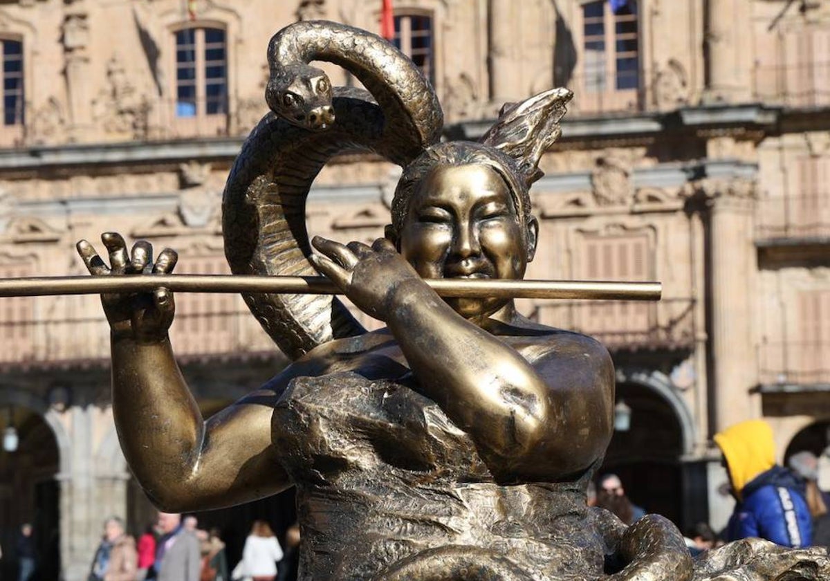 La escultura, esta mañana en la Plaza Mayor con la serpiente sin lengua.