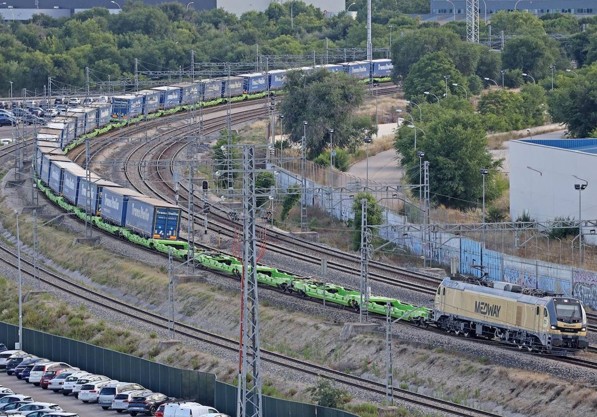 Un tren cargado de semirremolques de camión.