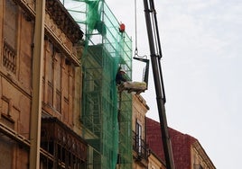 Realización de obras en la fachada de uno de los edificios de la ciudad |