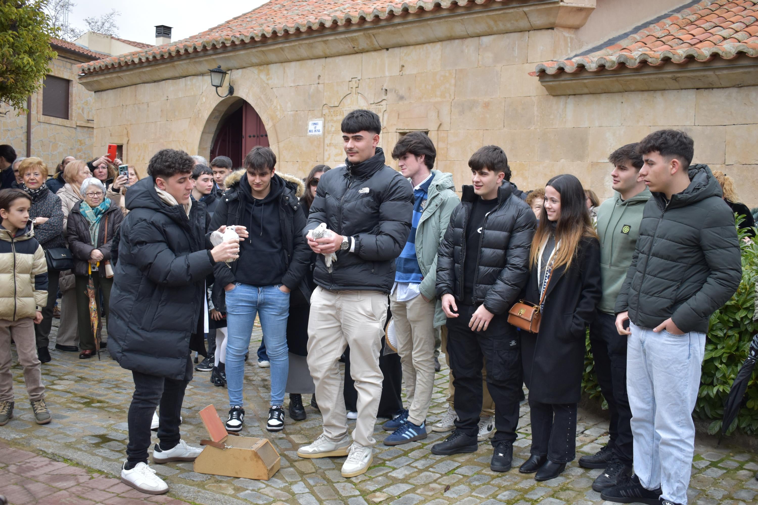 Los quintos de Villamayor cumplen con la suelta de palomas por Las Candelas
