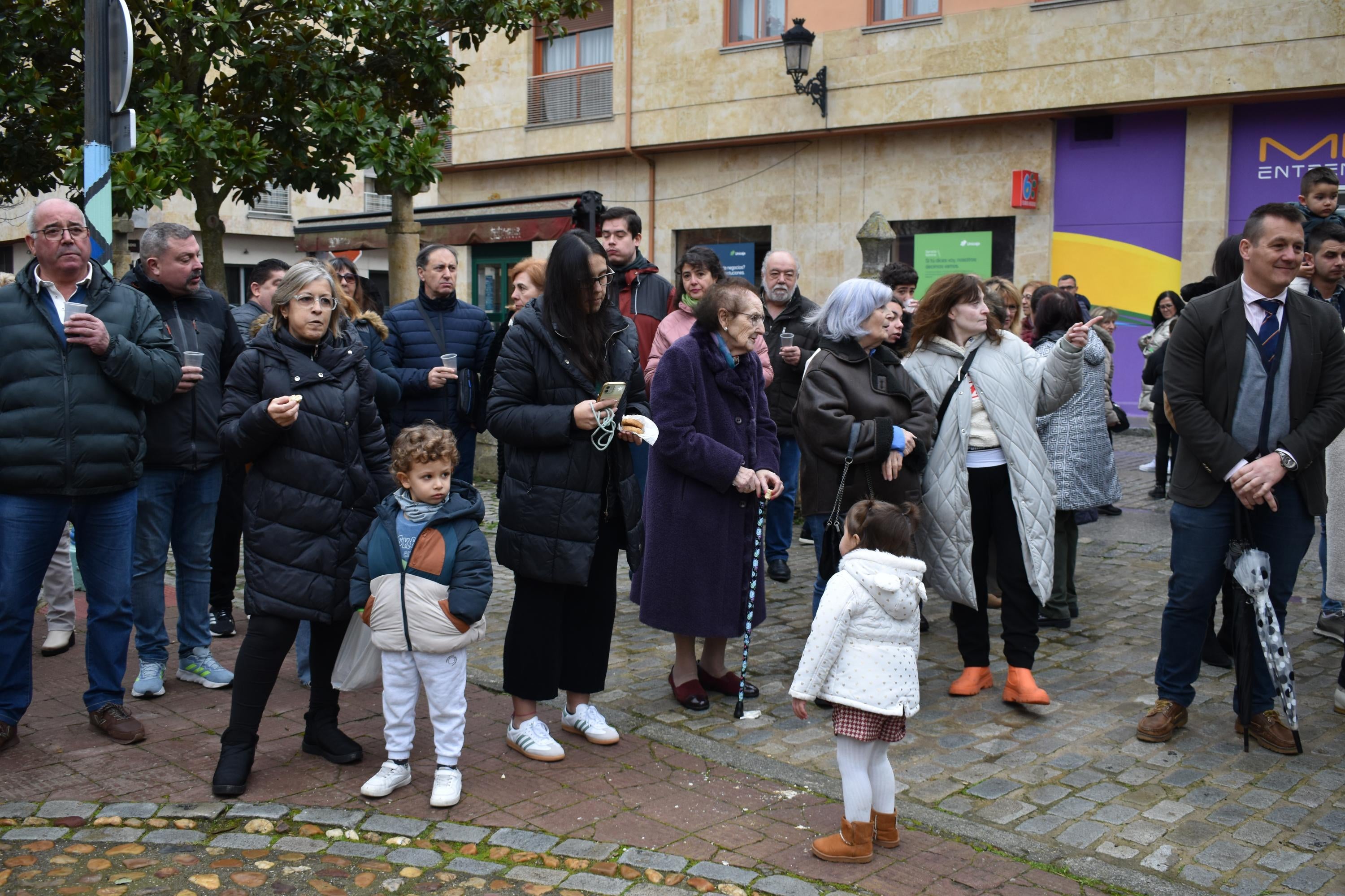 Los quintos de Villamayor cumplen con la suelta de palomas por Las Candelas