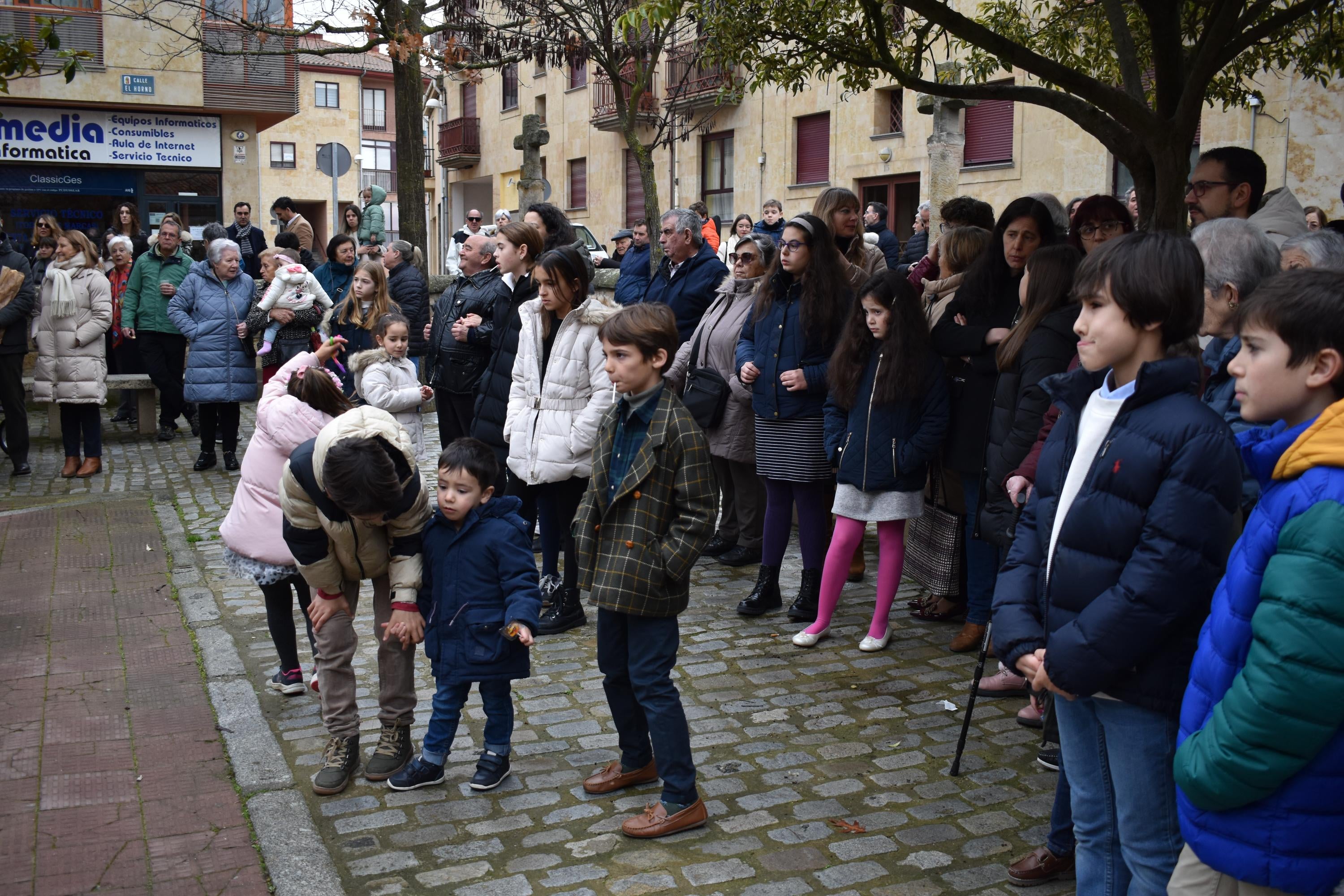 Los quintos de Villamayor cumplen con la suelta de palomas por Las Candelas