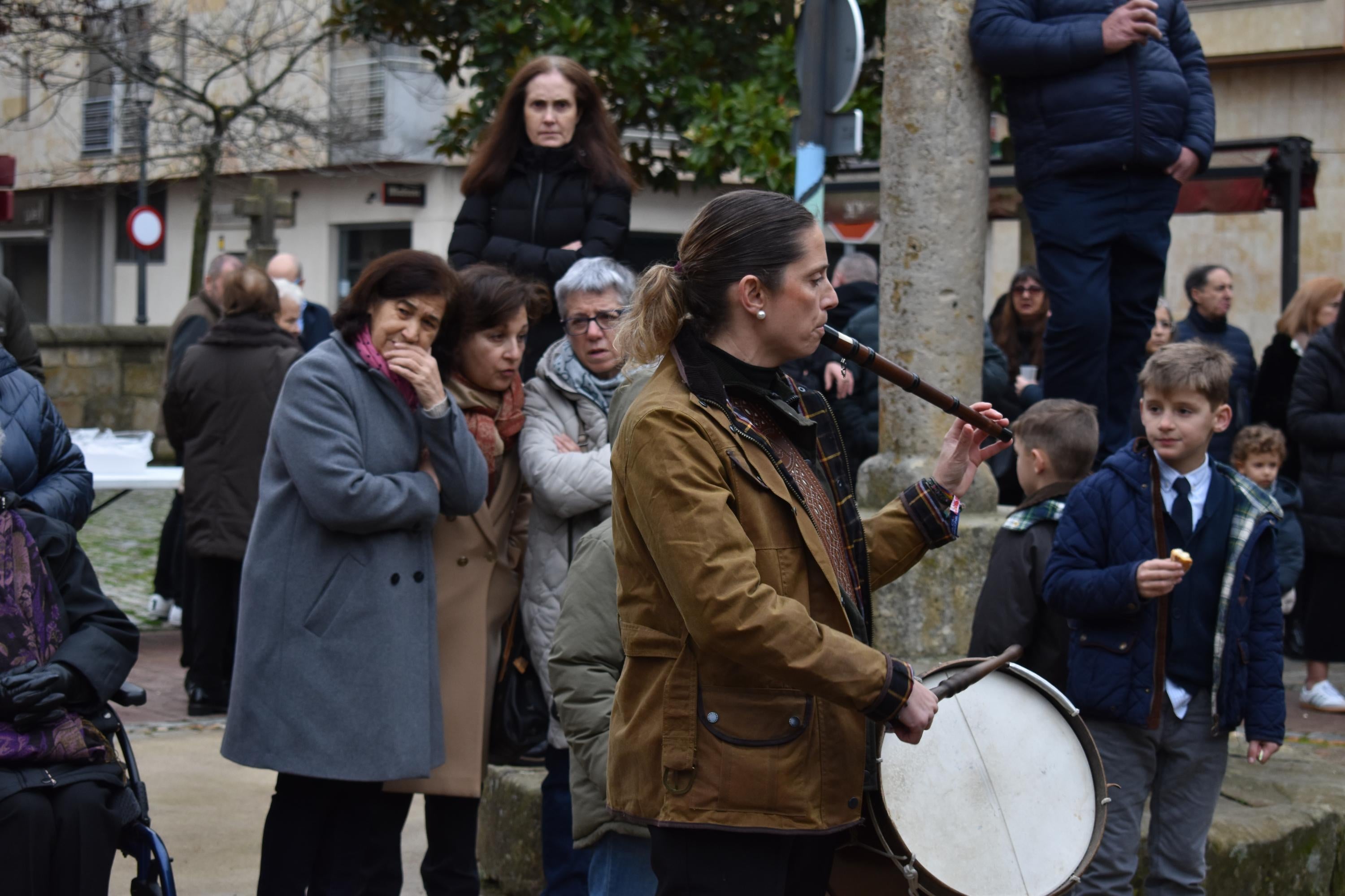 Los quintos de Villamayor cumplen con la suelta de palomas por Las Candelas