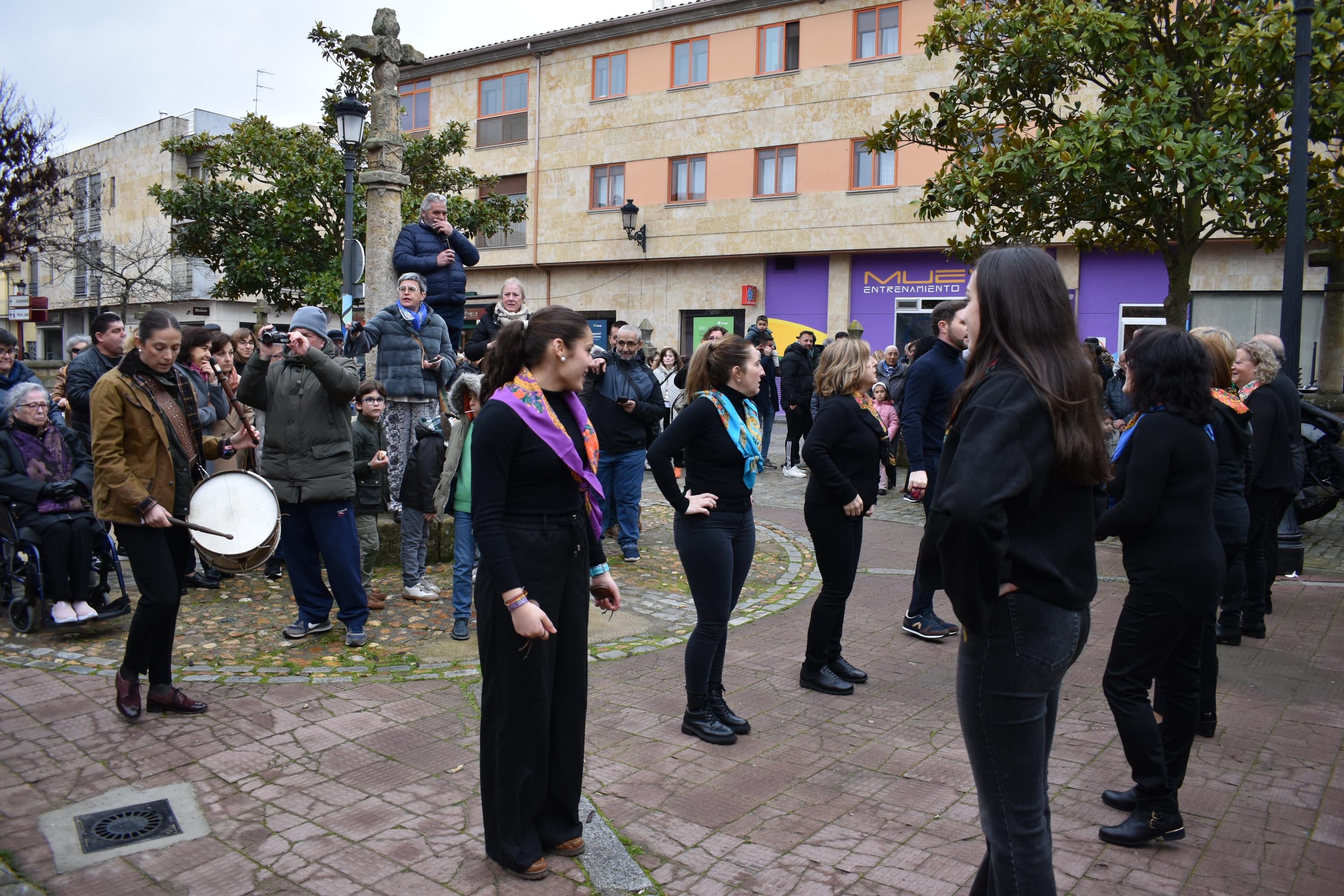 Los quintos de Villamayor cumplen con la suelta de palomas por Las Candelas