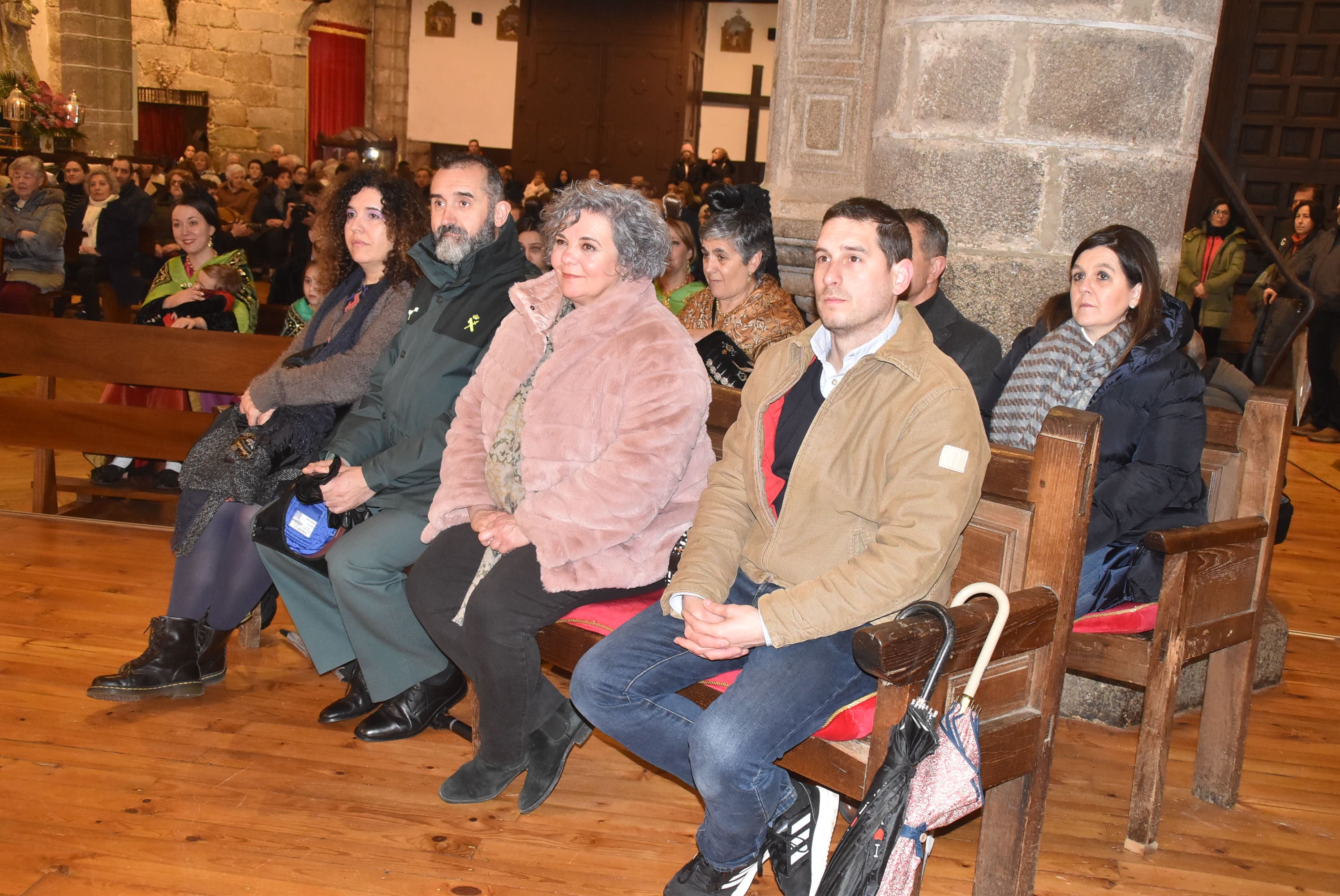 La lluvia suspende la procesión de la Virgen de Candelario, pero llena la iglesia de fieles