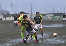 Boigues trata de limpiar el balón a Arruabarrena, del Laredo.
