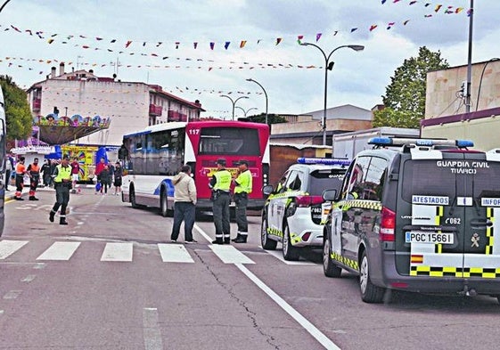 La Guardia Civil asiste a un accidente en Villares de la Reina.