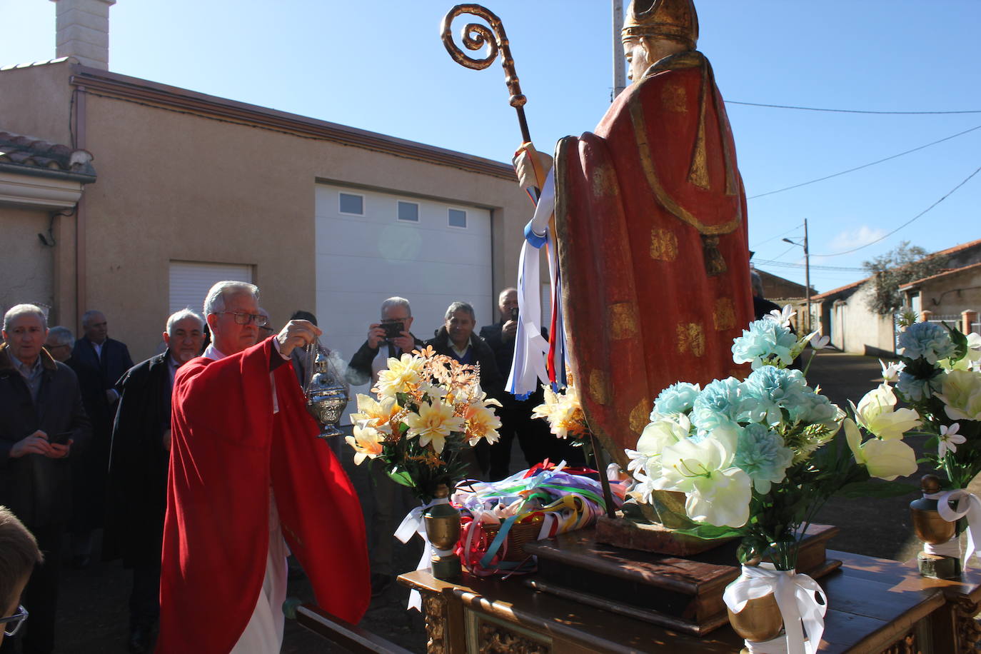 El sol brilla para San Blas en Sepulcro Hilario