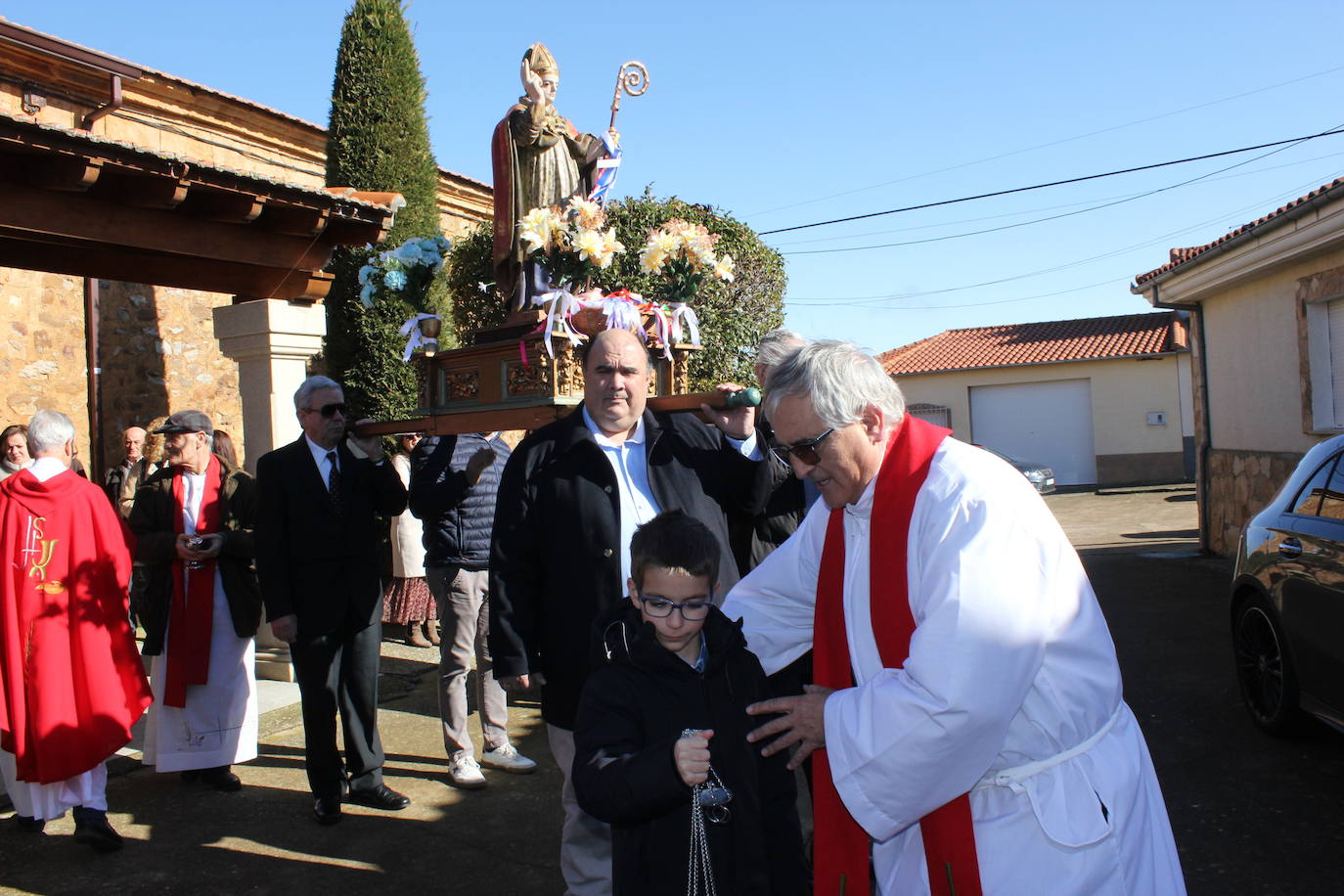 El sol brilla para San Blas en Sepulcro Hilario