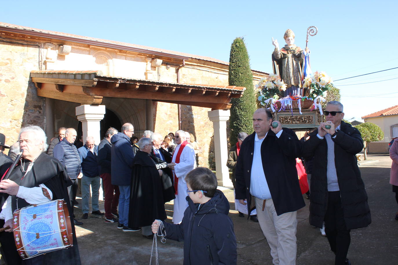 El sol brilla para San Blas en Sepulcro Hilario