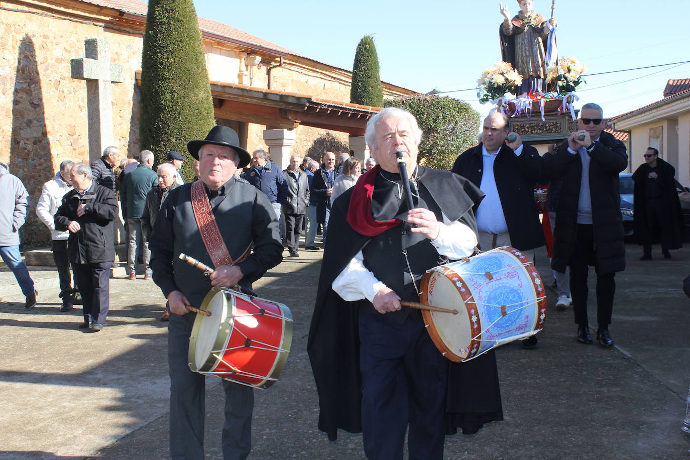 El sol brilla para San Blas en Sepulcro Hilario