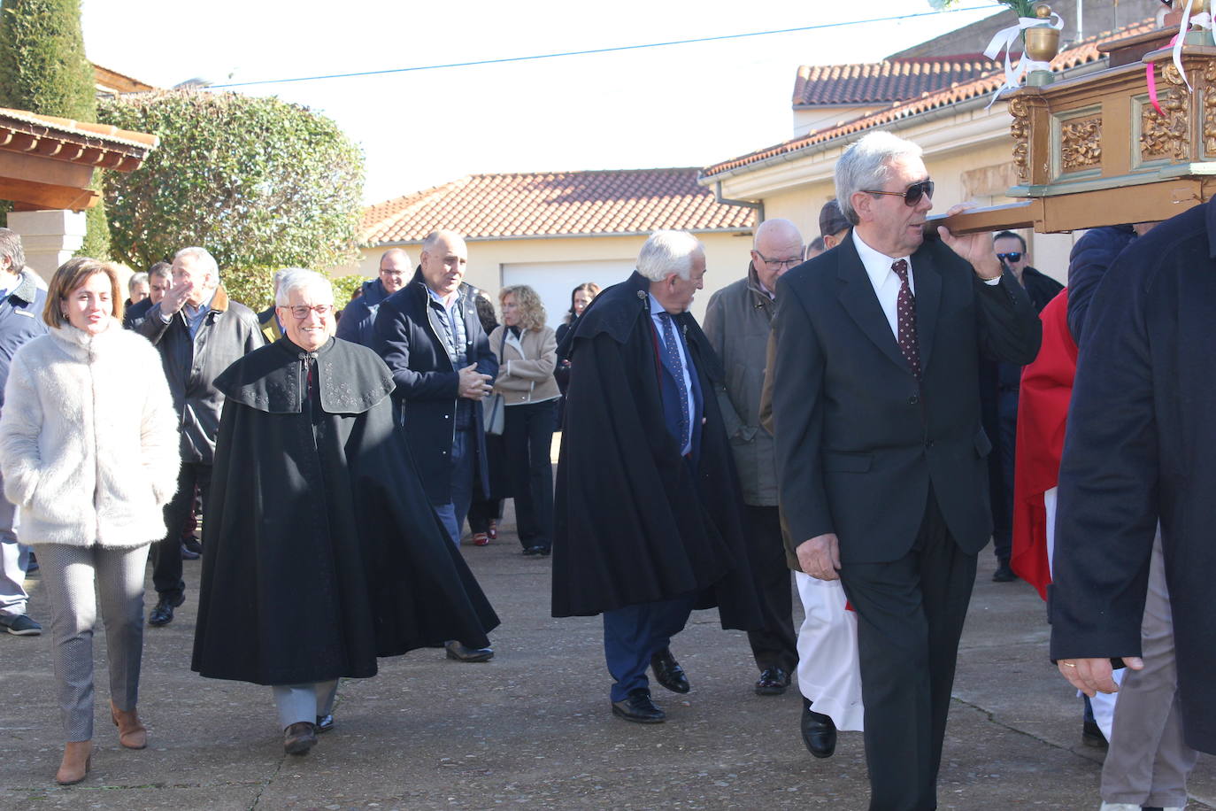 El sol brilla para San Blas en Sepulcro Hilario