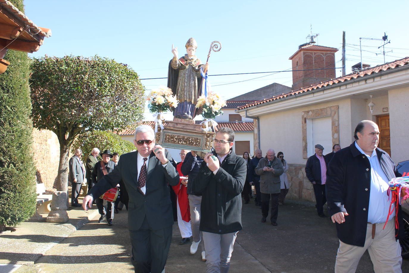 El sol brilla para San Blas en Sepulcro Hilario