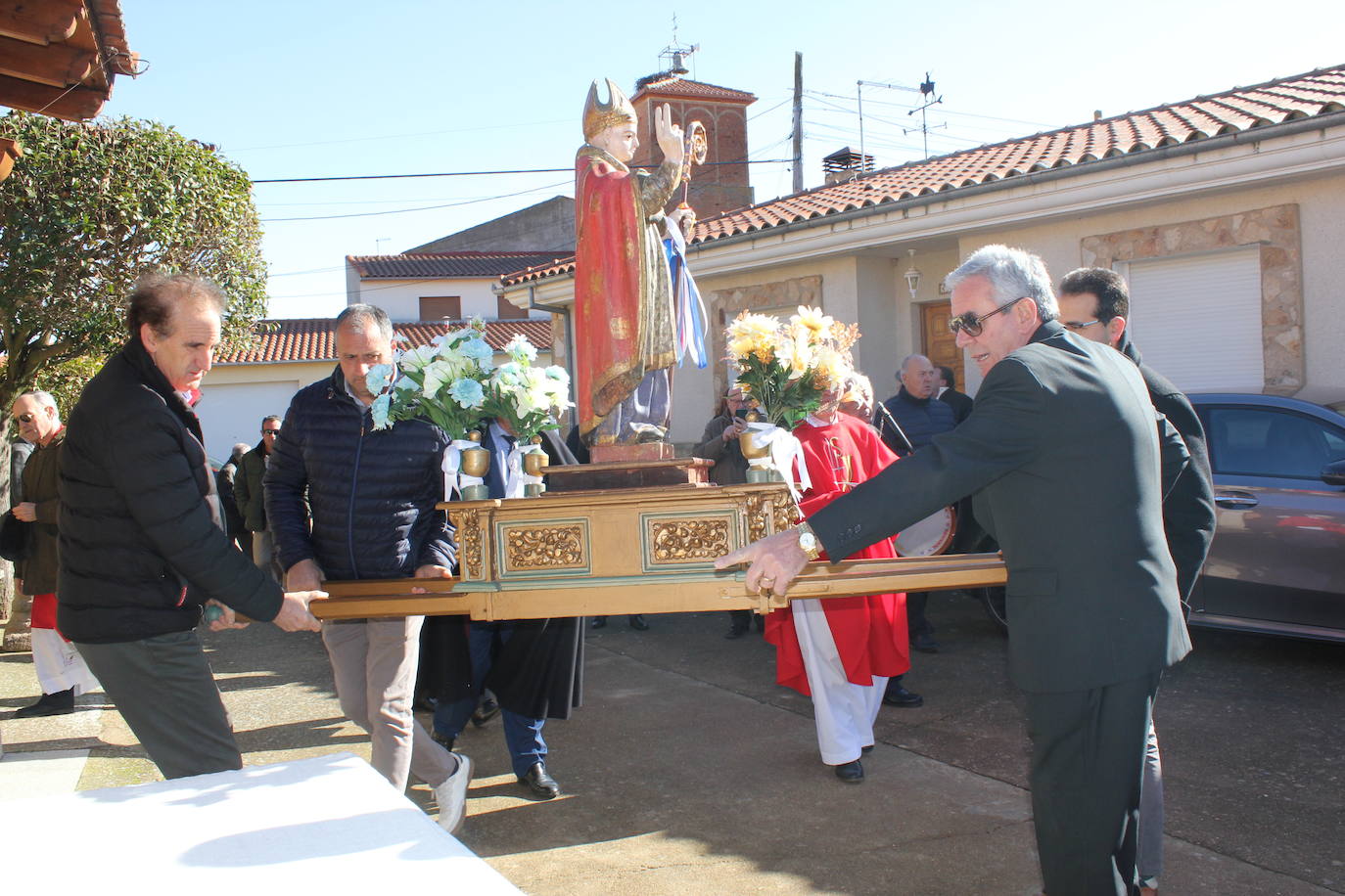 El sol brilla para San Blas en Sepulcro Hilario