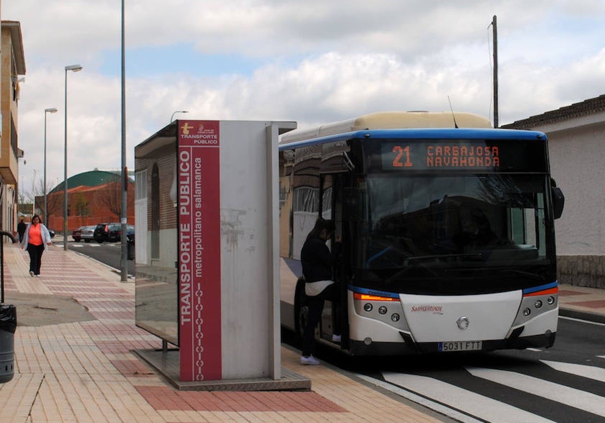 Autobús metropolitano en Carbajosa de la Sagrada.