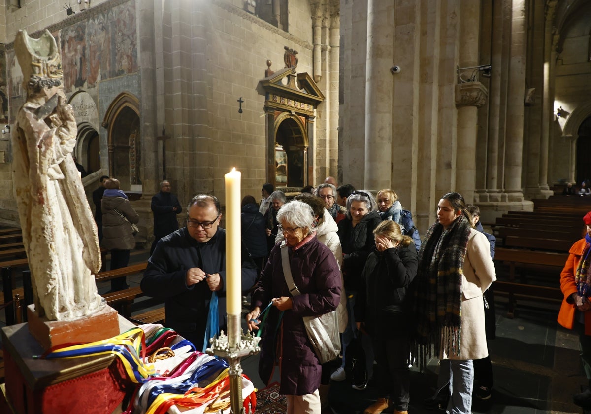 Bendición de las gargantillas de San Blas en la Catedral.