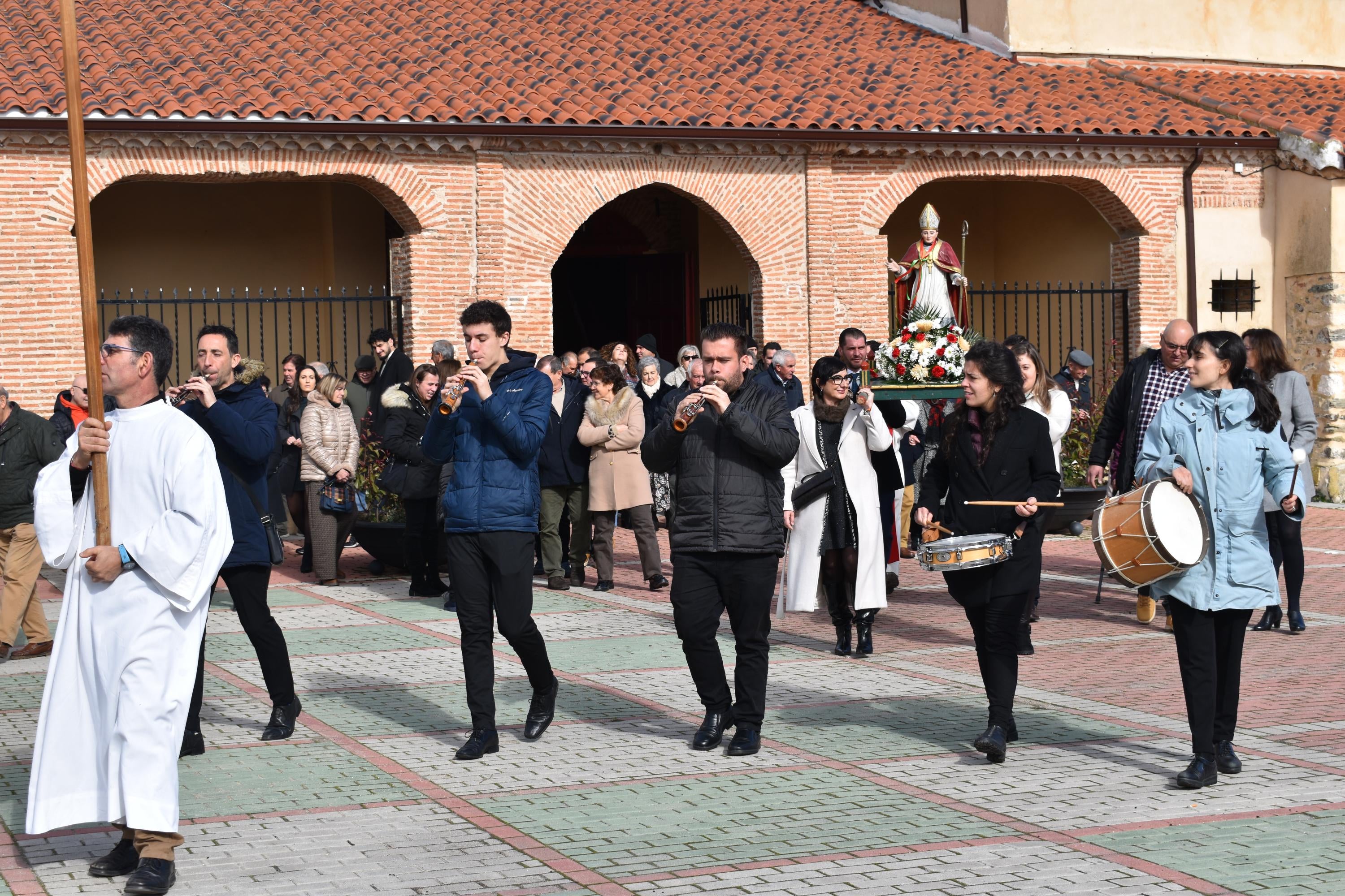 Garcihernández disfruta del día grande de San Blas con la tradicional procesión y tirada de cohetes