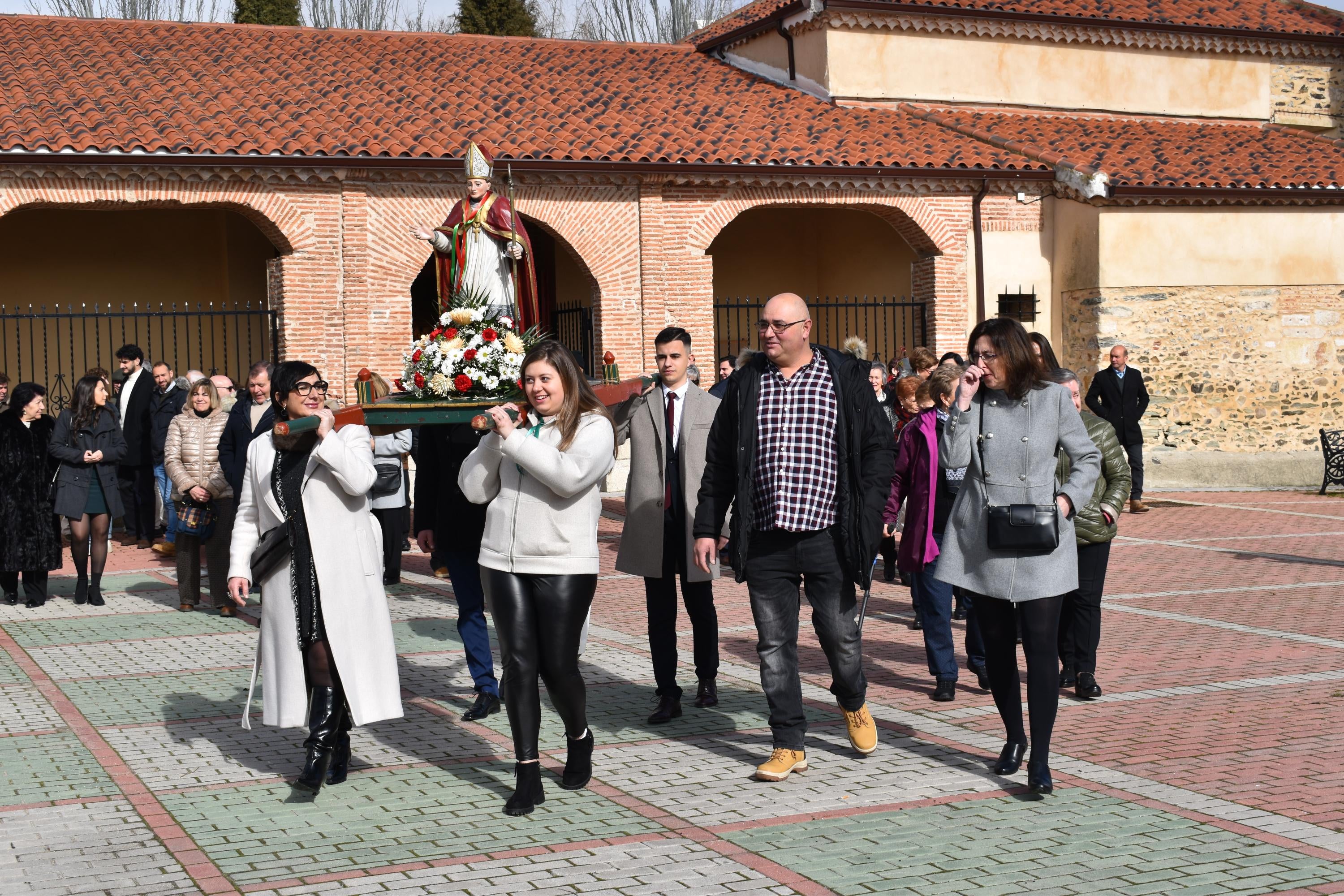 Garcihernández disfruta del día grande de San Blas con la tradicional procesión y tirada de cohetes