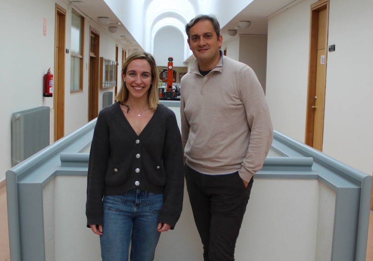 Los investigadores Ana Maciá-Casas y Jesús Pérez Sánchez-Toledo, en la Facultad de Medicina de la Universidad de Salamanca..