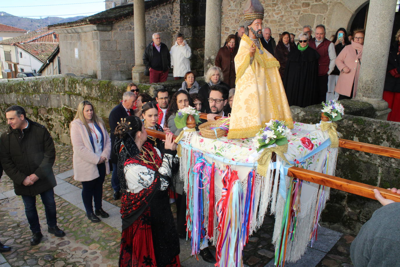 Santibáñez de la Sierra disfruta de un espectacular día soleado por San Blas