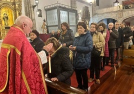 Imagen de la bendición de las gargantillas, esta tarde de lunes en la iglesia de Santa María de Béjar