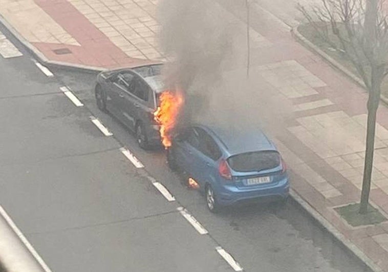 Dos coches en llamas tras un incendio fortuito junto al Cementerio