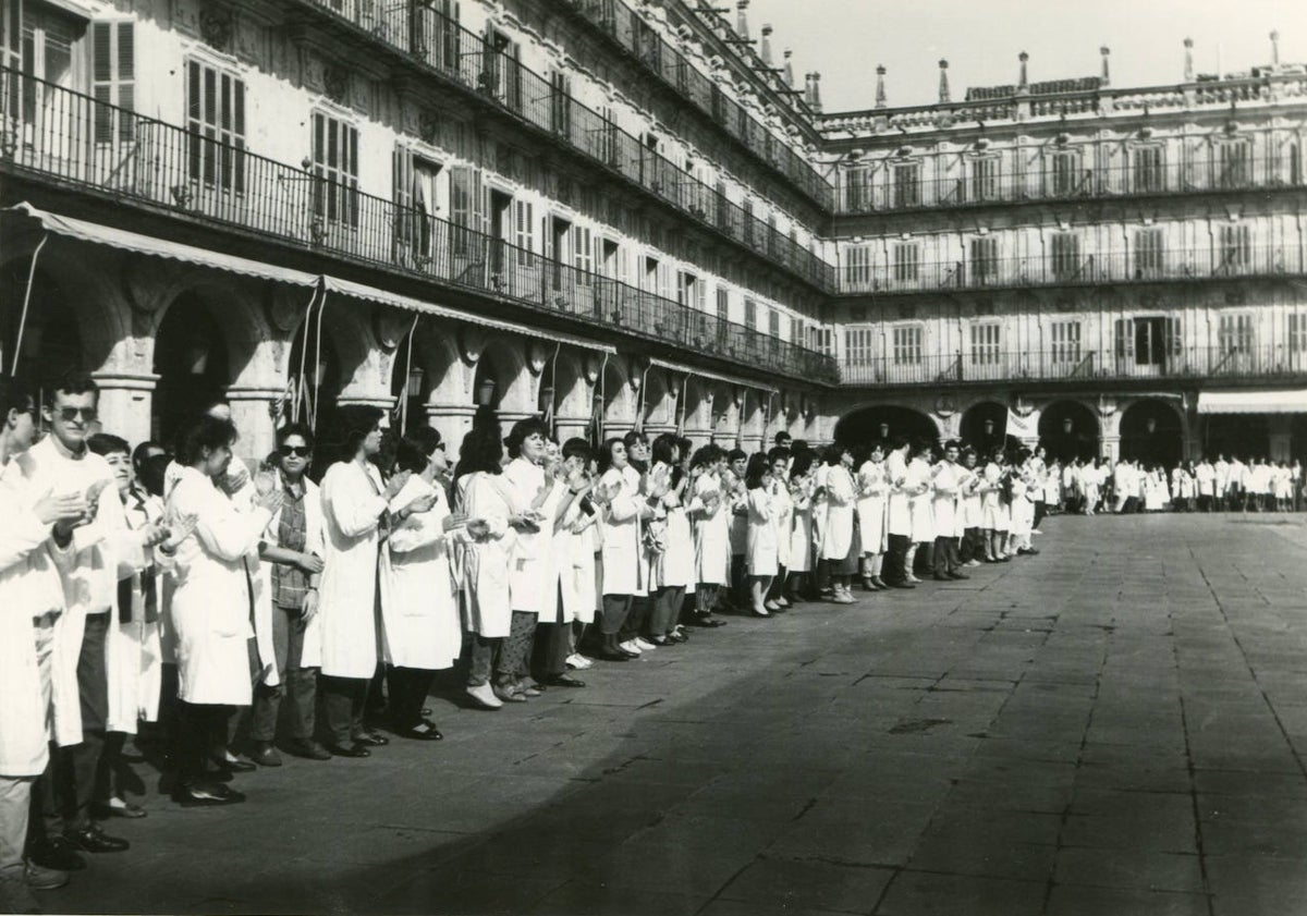 Imagen principal - Imágenes de una huelga médica celebrada en Salamanca en 1987.