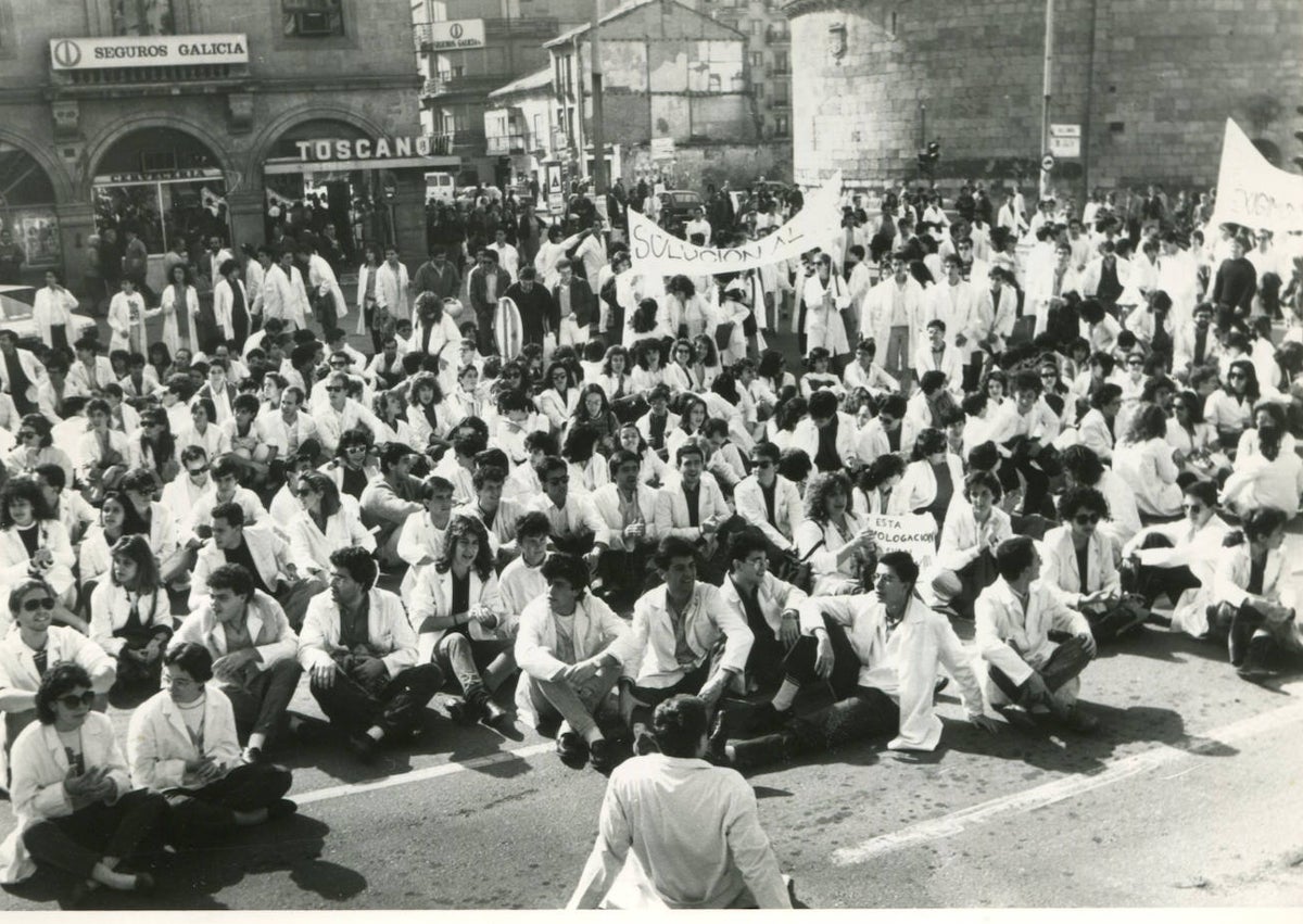 Imagen secundaria 1 - Imágenes de una huelga médica celebrada en Salamanca en 1987.