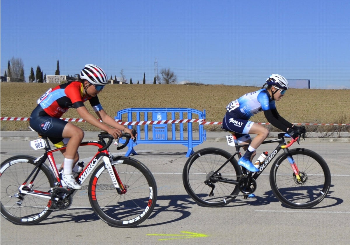 Imagen principal - Imágenes de los equipos ciclistas salmantinos este fin de semana.