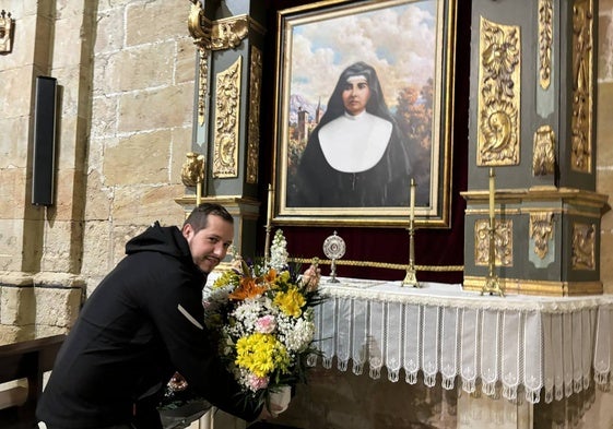 Manuel Antonio Hierro, alcalde de Cantalpino, ofrece flores a la beata sor Eusebia Palomino.