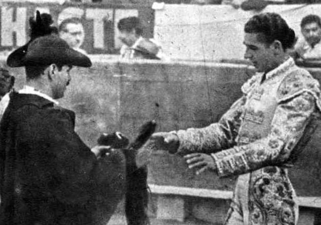 Jumillano recogiendo los máximos trofeos en la Monumental de México en 1955.