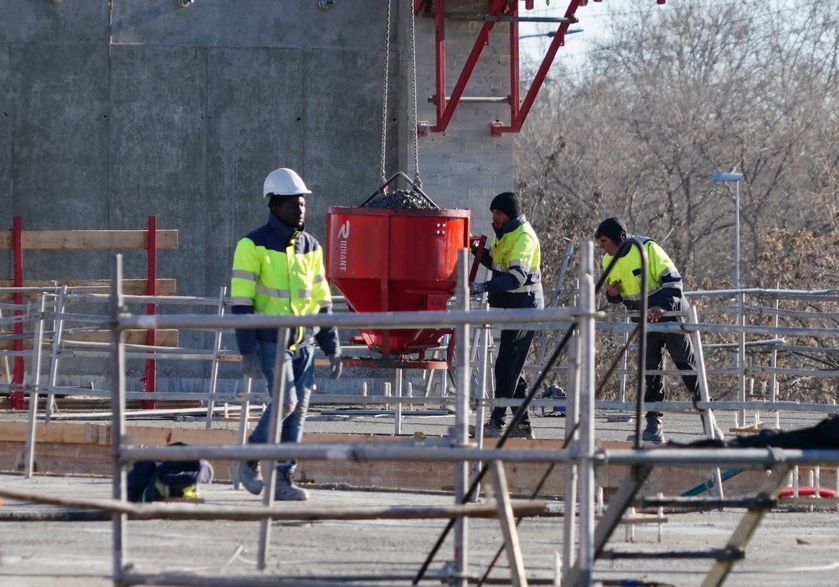 Trabajadores de la construcción en una obra, en Salamanca.