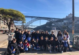 El grupo de alumnos y docentes de Doñinos en una de las visitas culturales desarrolladas en Portugal.